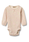 Langärmliger Baby-Body aus weichem Stoff mit einem hellrosa Blumenmuster, elastischen Bündchen und Druckknöpfen am unteren Saum.