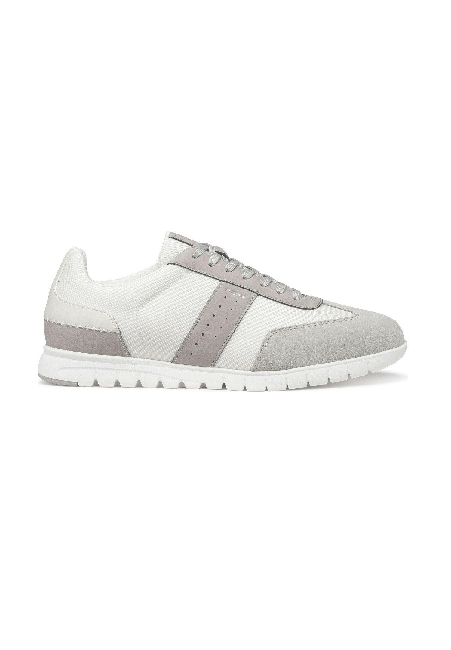 Weißer und grauer Sneaker aus einer Mischung von Textil- und Wildledermaterialien, mit einem perforierten Design und einer strukturierten Sohle für besseren Halt.
