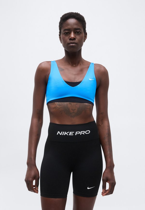 Nike Performance SCULPT STRAPPY BRA - Medium support sports bra - light photo blue/black/white