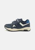 Marineblaue Sneaker aus Netz- und Lederstoffen, ausgestattet mit zwei Klettverschlussriemen, durchbrochenen Details und einer weißen Zwischensohle.