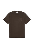 Braunes Baumwoll-T-Shirt mit Rundhalsausschnitt und kurzen Ärmeln, mit einem kleinen gedruckten Motiv auf der linken Brustseite.