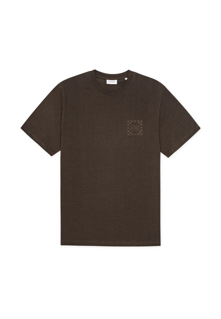Braunes Baumwoll-T-Shirt mit Rundhalsausschnitt und kurzen Ärmeln, mit einem kleinen gedruckten Motiv auf der linken Brustseite.