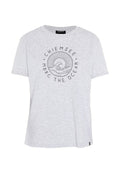 Hellgraues Kurzarm-T-Shirt mit Rundhalsausschnitt und schwarzem kreisförmigem Motiv einer Meereswelle, Sonnenstrahlen und dem Schriftzug „Chiemsee MBRC The Ocean“ auf der Vorderseite.