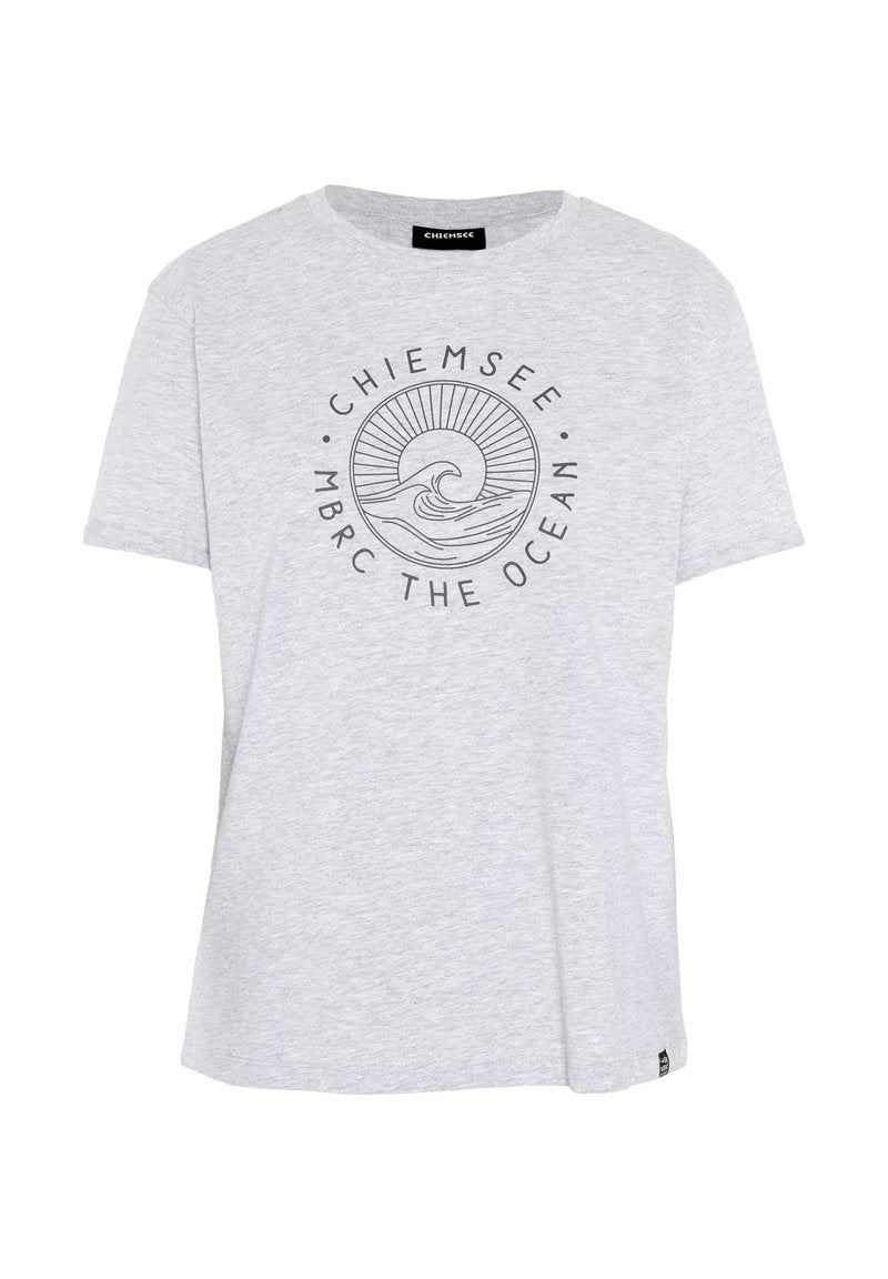 Hellgraues Kurzarm-T-Shirt mit Rundhalsausschnitt und schwarzem kreisförmigem Motiv einer Meereswelle, Sonnenstrahlen und dem Schriftzug „Chiemsee MBRC The Ocean“ auf der Vorderseite.