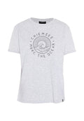 Hellgraues Kurzarm-T-Shirt mit Rundhalsausschnitt und schwarzem kreisförmigem Motiv einer Meereswelle, Sonnenstrahlen und dem Schriftzug „Chiemsee MBRC The Ocean“ auf der Vorderseite.