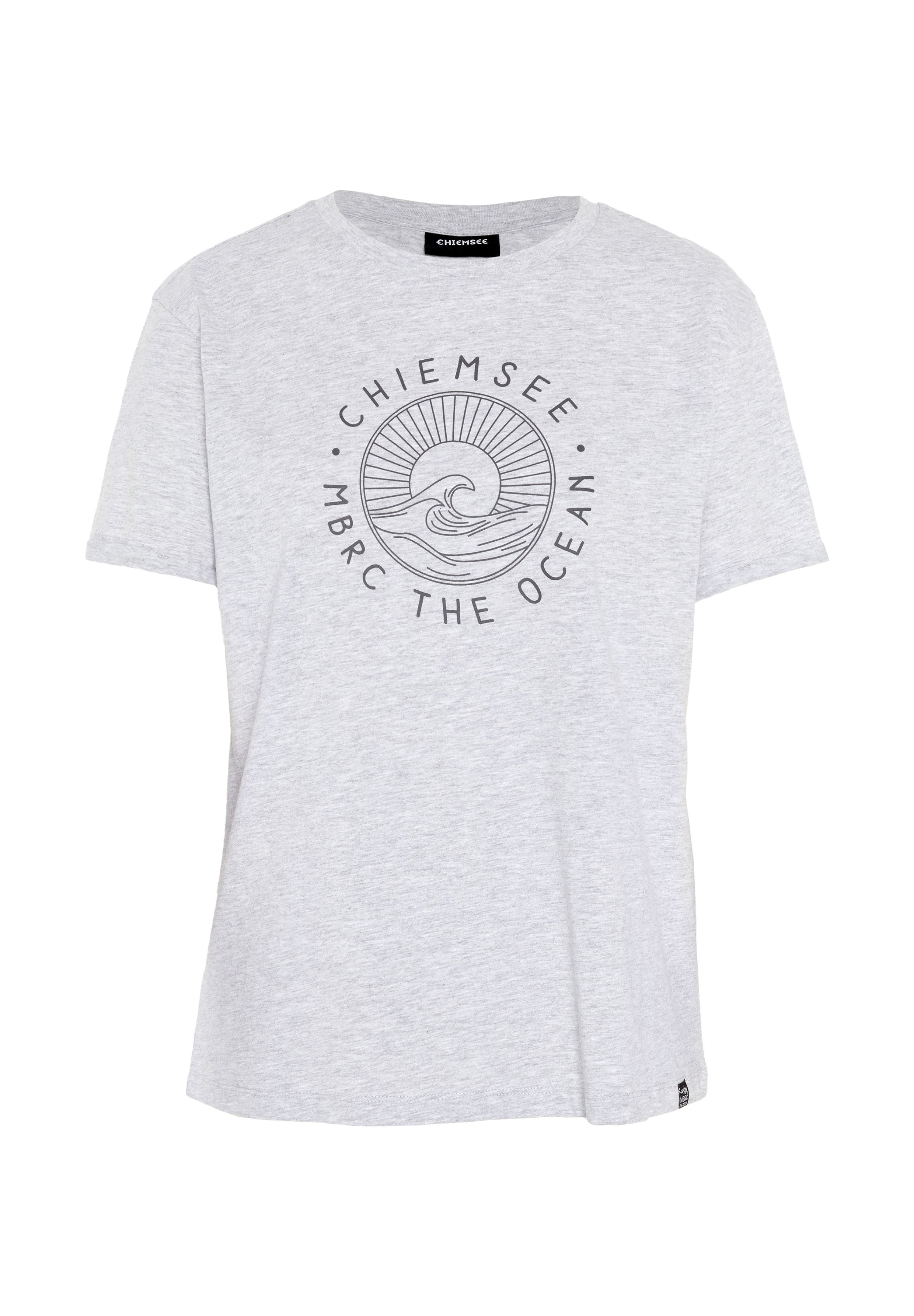 Hellgraues Kurzarm-T-Shirt mit Rundhalsausschnitt und schwarzem kreisförmigem Motiv einer Meereswelle, Sonnenstrahlen und dem Schriftzug „Chiemsee MBRC The Ocean“ auf der Vorderseite.