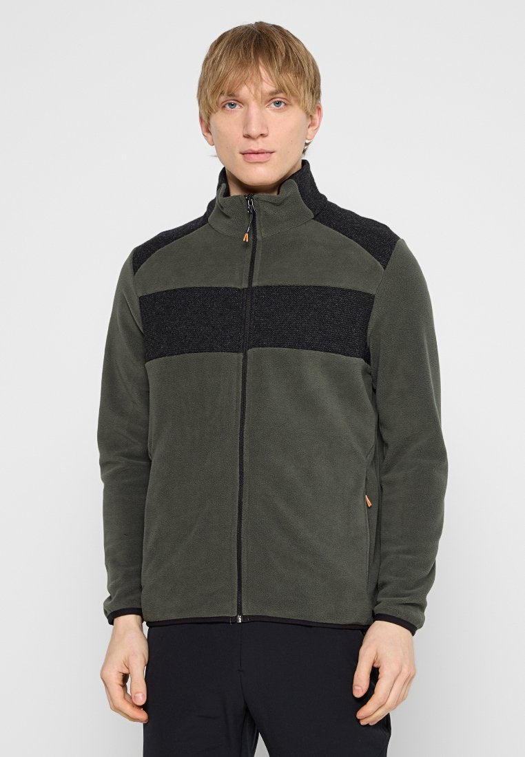 Grüne Fleecejacke mit schwarzem strukturiertem Einsatz über der Brust, hohem Kragen und Reißverschluss. Mit Seitentaschen und orangefarbenen Akzenten.