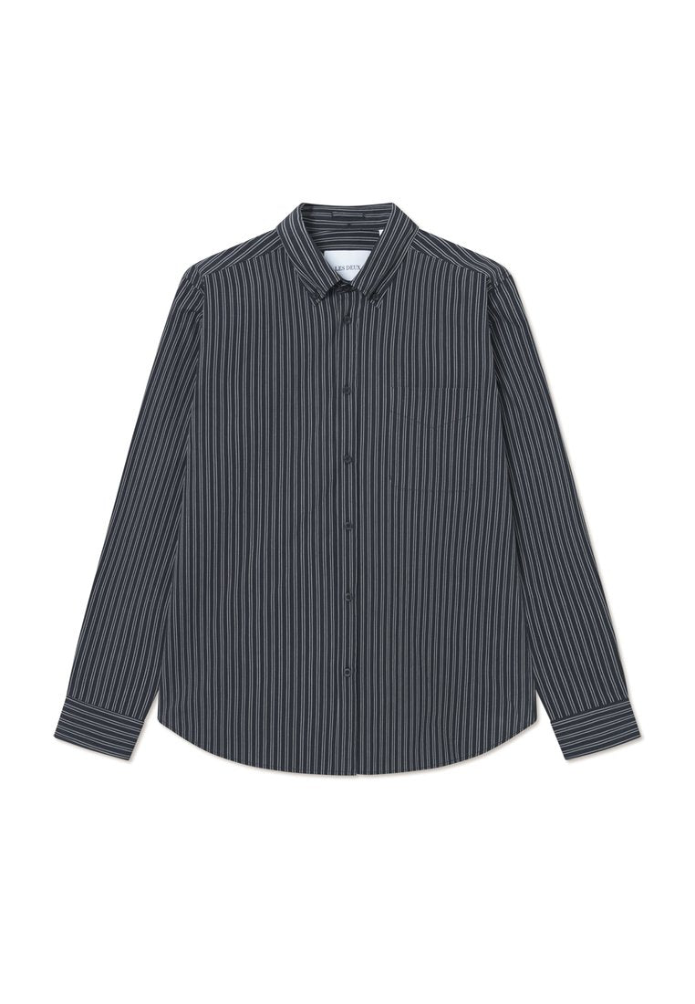 Schwarz-weißt gestreiftes Langarmhemd mit Button-Down-Kragen, einer Brusttasche und einer glatten, gewebten Textur.