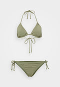 Olivgrünes Bikini-Set mit Triangel-Top und Bindebändern sowie passenden Bottoms mit Seitenschnüren. Glattes, dehnbares Material.