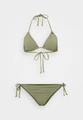 Olivgrünes Bikini-Set mit Triangel-Top und Bindebändern sowie passenden Bottoms mit Seitenschnüren. Glattes, dehnbares Material.
