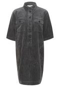 Dunkelgraues Cordhemdkleid mit kurzen Ärmeln, Kragen und zwei Brusttaschen. Verfügt über eine Knopfleiste und eine vertikale Rippstruktur.