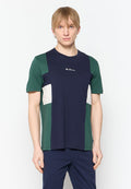T-Shirt mit kurzen Ärmeln, das ein Blockdesign in Marineblau, Grün und Creme zeigt, aus Baumwollstoff mit rundem Ausschnitt.