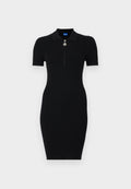 Schwarzes, geripptes Kleid mit einem Polo-Kragen, kurzen Ärmeln und einem Reißverschluss vorne. Enthält einen silbernen Anhänger als Akzent am Reißverschluss.