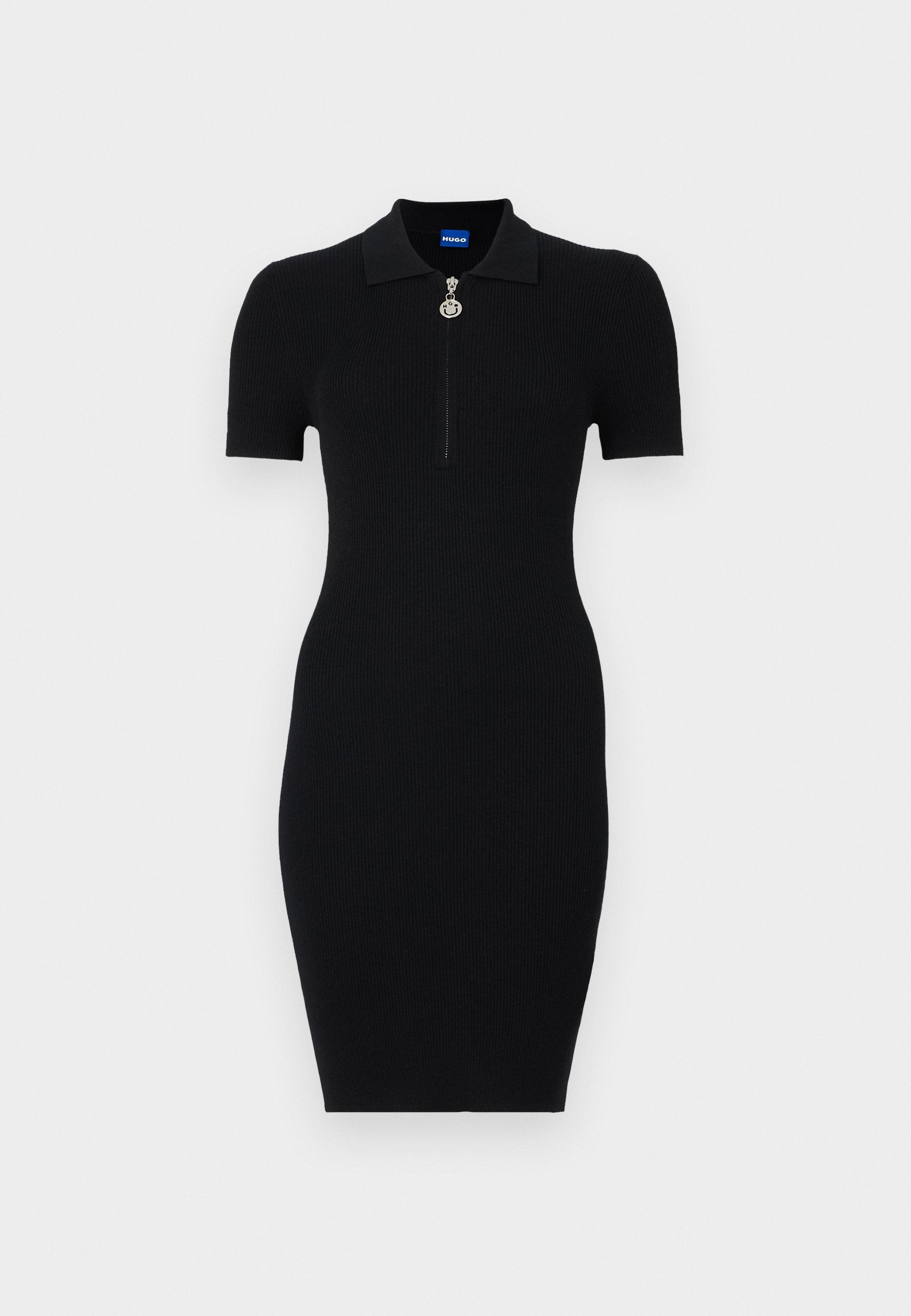 Schwarzes, geripptes Kleid mit einem Polo-Kragen, kurzen Ärmeln und einem Reißverschluss vorne. Enthält einen silbernen Anhänger als Akzent am Reißverschluss.