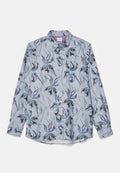 Hellblaues Langarmshirt mit floralem Design in lila, schwarz und grün. Der Stoff wirkt glatt und hat einen klassischen Button-Down-Kragen.