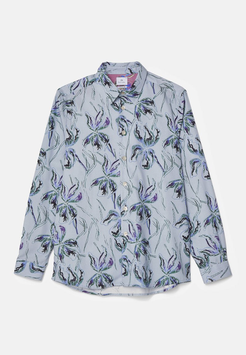 Hellblaues Langarmshirt mit floralem Design in lila, schwarz und grün. Der Stoff wirkt glatt und hat einen klassischen Button-Down-Kragen.