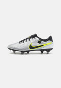 Nike Tiempo Fußballschuh in Silber mit schwarzen Akzenten. Er verfügt über ein strukturiertes Obermaterial, gelbe Details und transparente Stollen für Traktion.