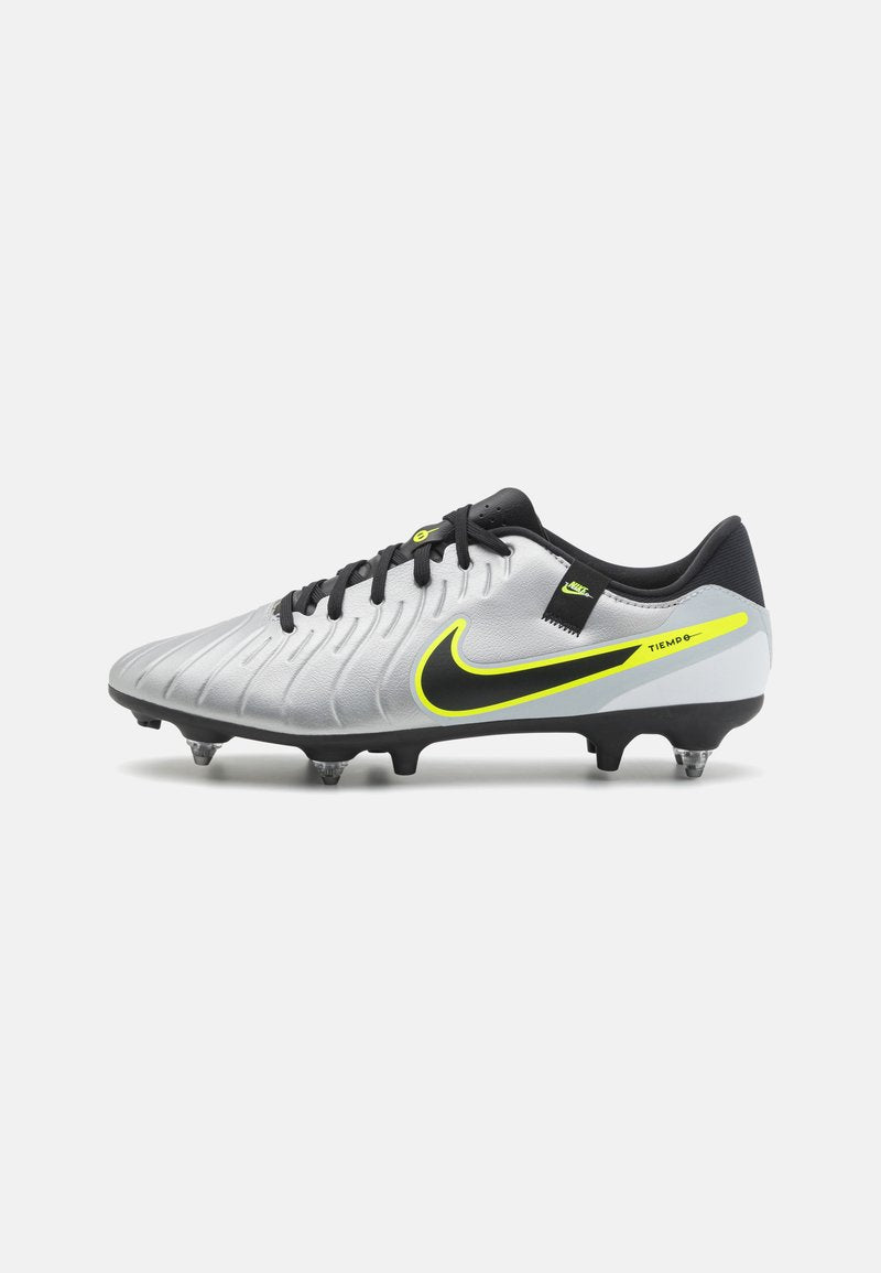 Nike Tiempo Fußballschuh in Silber mit schwarzen Akzenten. Er verfügt über ein strukturiertes Obermaterial, gelbe Details und transparente Stollen für Traktion.