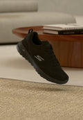 Schwarzer Sportschuh mit atmungsaktivem Mesh-Obermaterial, strukturiertem Muster, Schnürverschluss und gedämpfter Sohle. Mit einem Logo an der Seite.