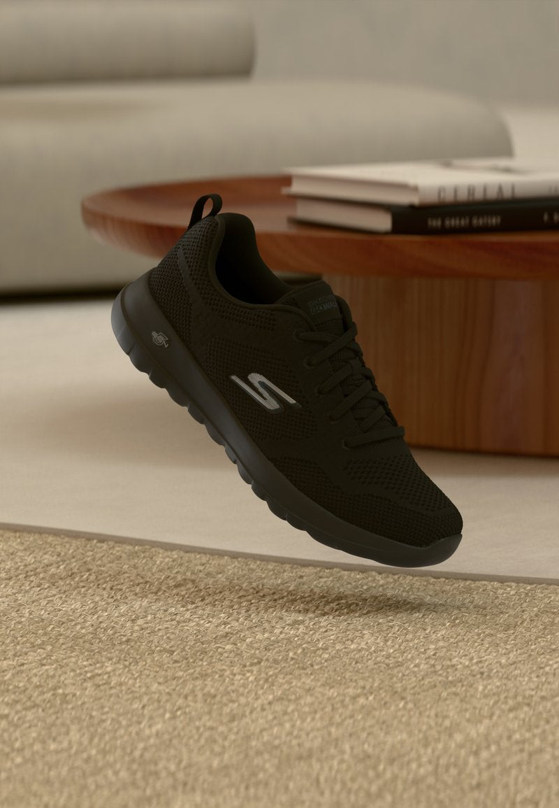 Schwarzer Sportschuh mit atmungsaktivem Mesh-Obermaterial, strukturiertem Muster, Schnürverschluss und gedämpfter Sohle. Mit einem Logo an der Seite.