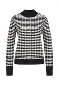 Schwarz-weißer, gemusterter Strickpullover mit hohem Rippenkragen, langen Ärmeln und einem anliegenden Rippenabschluss. Verfügt über ein strukturiertes Hahnentrittmuster.