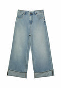 Hellblaue, weit geschnittene Jeans mit hoher Taille, umgeschlagenen Säumen und klassischem Fünf-Tasche-Design aus Denim-Material.