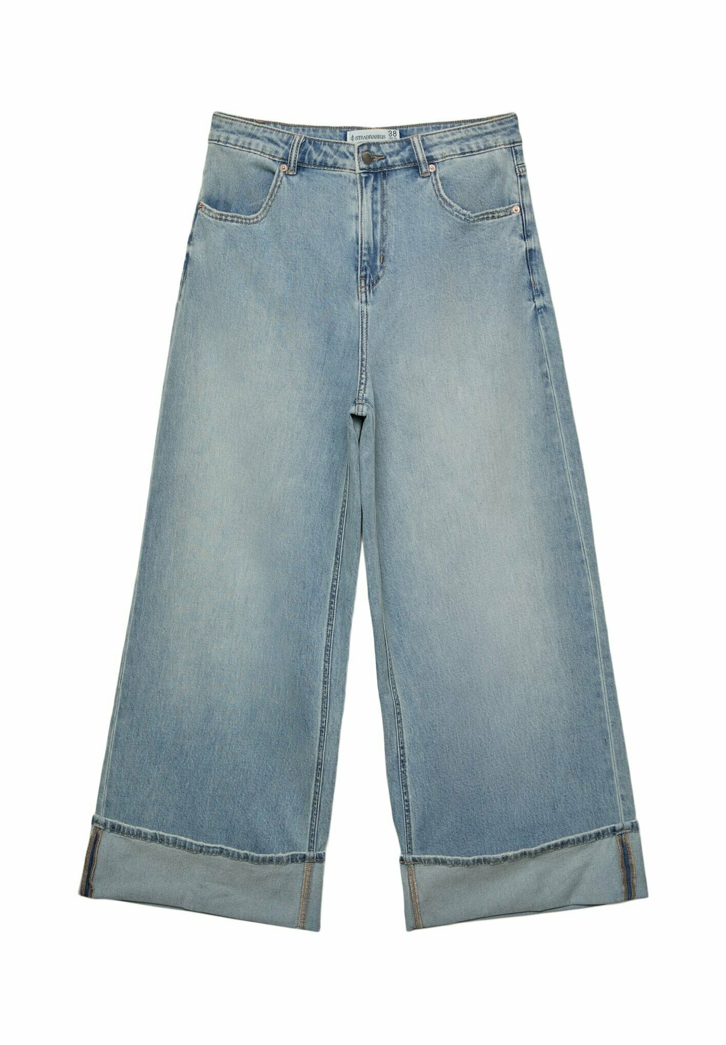 Hellblaue, weit geschnittene Jeans mit hoher Taille, umgeschlagenen Säumen und klassischem Fünf-Tasche-Design aus Denim-Material.