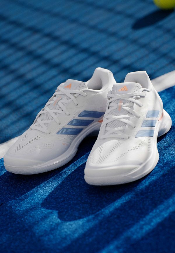 adidas Performance AVACOURT 3