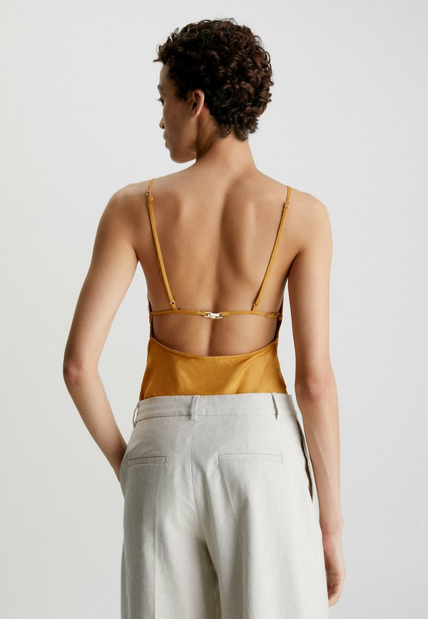 Calvin Klein SLIM HALTER