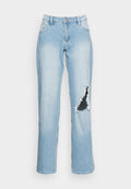 Helle blaue Jeans im entspannten Schnitt, mit einem großen ausgefransten Ausschnitt am rechten Knie und klassischem Fünf-Taschen-Design.