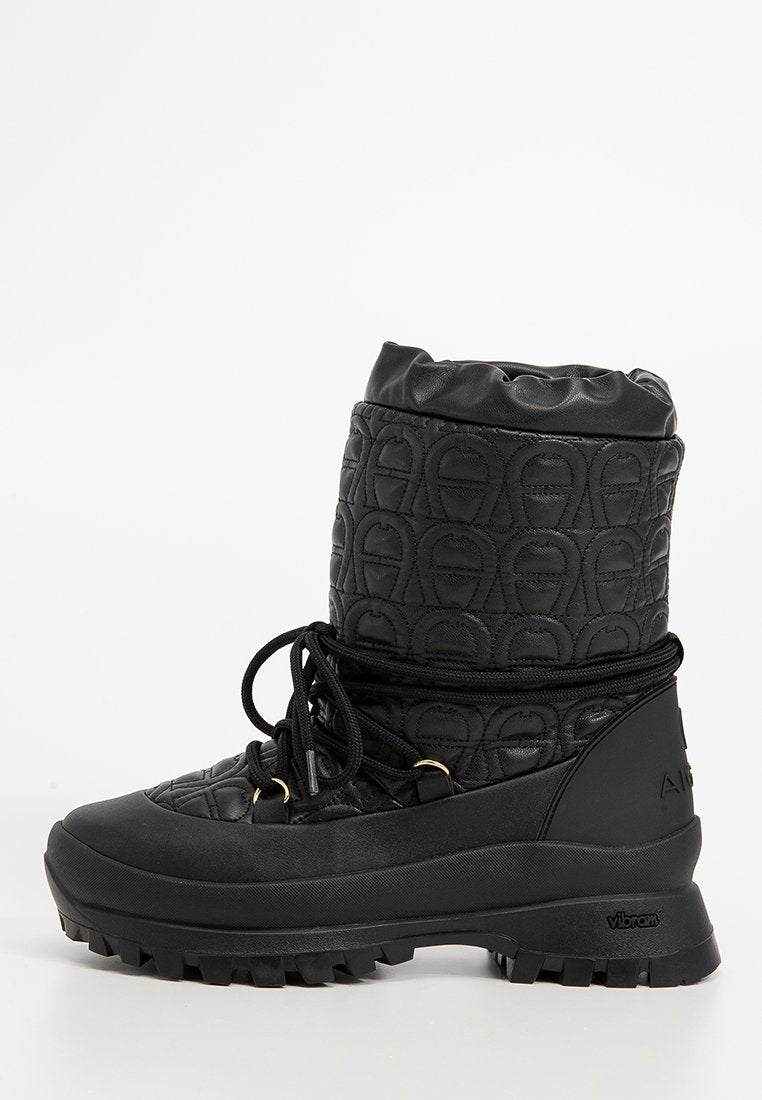 Schwarze, gesteppte, wasserfeste Stiefel mit abgerundeter Zehe, Schnürverschluss und gepolstertem oberen Rand. Verfügt über eine Gummisohle mit Vibram-Logo.