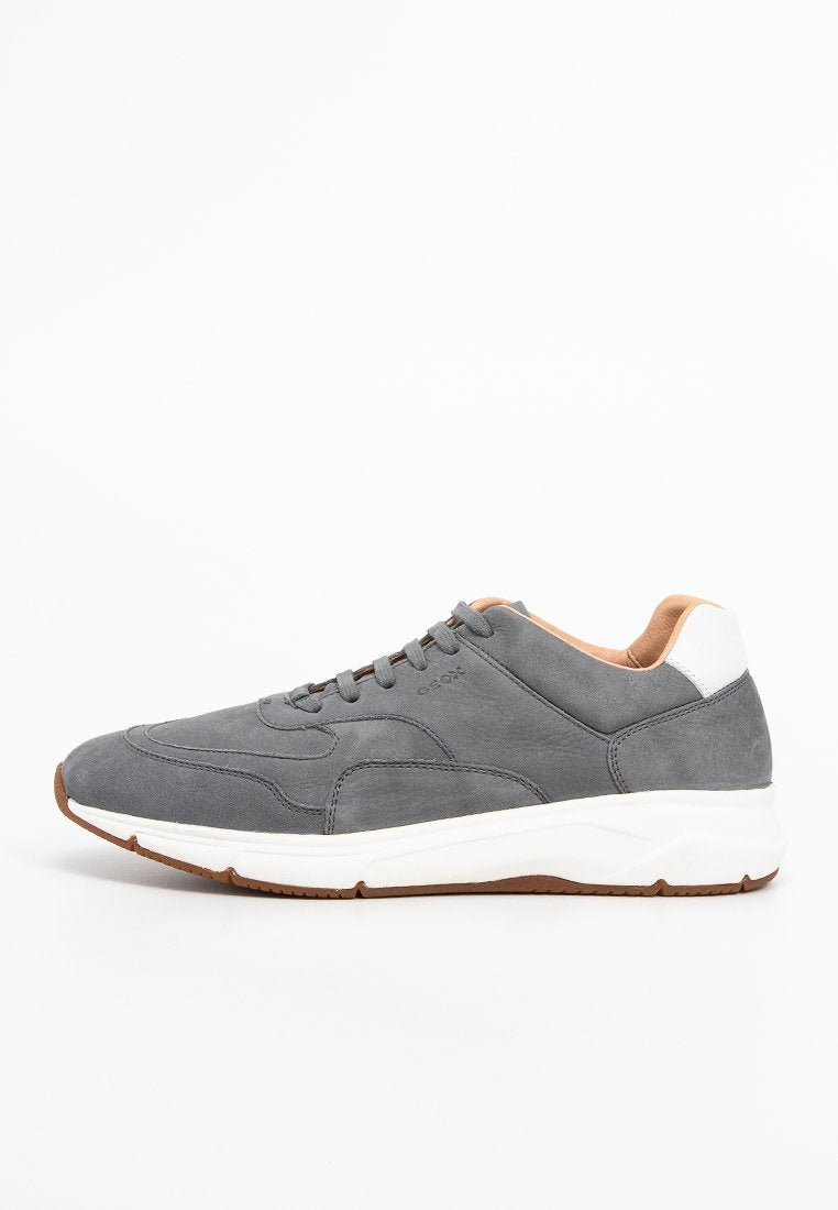 Grau Wildlederschuh mit einem weißen Fersenakzent, runder Zehenpartie und einem hellbraunen Innenfutter. Verfügt über eine strukturierte Sohle und ein minimalistisches Design.