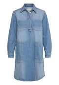 Hellblaues Denimkleid mit langen Ärmeln, Kragen, zwei Brusttaschen und zwei Fronttaschen. Mit einer Knopfleiste.