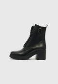 Schwarzer Leder-Stiefelette mit rundlicher Spitze, Schnürdesign, Blockabsatz und Schlaufe hinten. Glatte Textur, minimalistischer Stil.