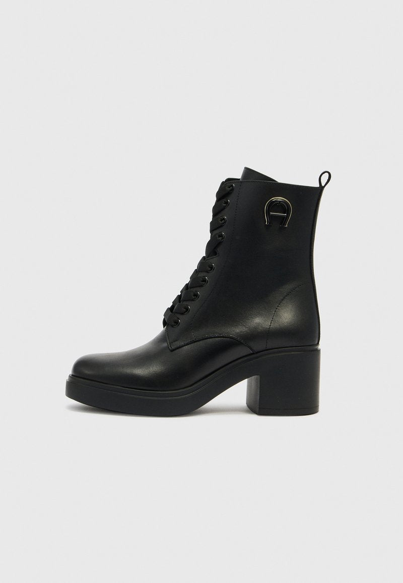 Schwarzer Leder-Stiefelette mit rundlicher Spitze, Schnürdesign, Blockabsatz und Schlaufe hinten. Glatte Textur, minimalistischer Stil.
