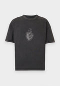 Schwarzes Baumwoll-T-Shirt mit lockerem Sitz, das ein grafisches Design eines Herzens mit Blumen und Totenköpfen in der Mitte zeigt. Sichtbare Nahtdetails.