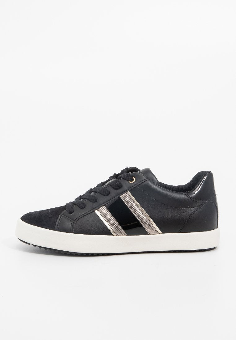 Schwarze Sneakers aus Leder mit zwei metallisch silbernen Streifen, runder Zehenpartie, weißer Gummisohle und schwarzen Schnürsenkeln. Glatte Textur.