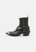Schwarze Leder-Stiefeletten mit spitzen Zehen, silbernen Akzenten, einem dekorativen Riemen mit Nieten und einem niedrigen Blockabsatz.