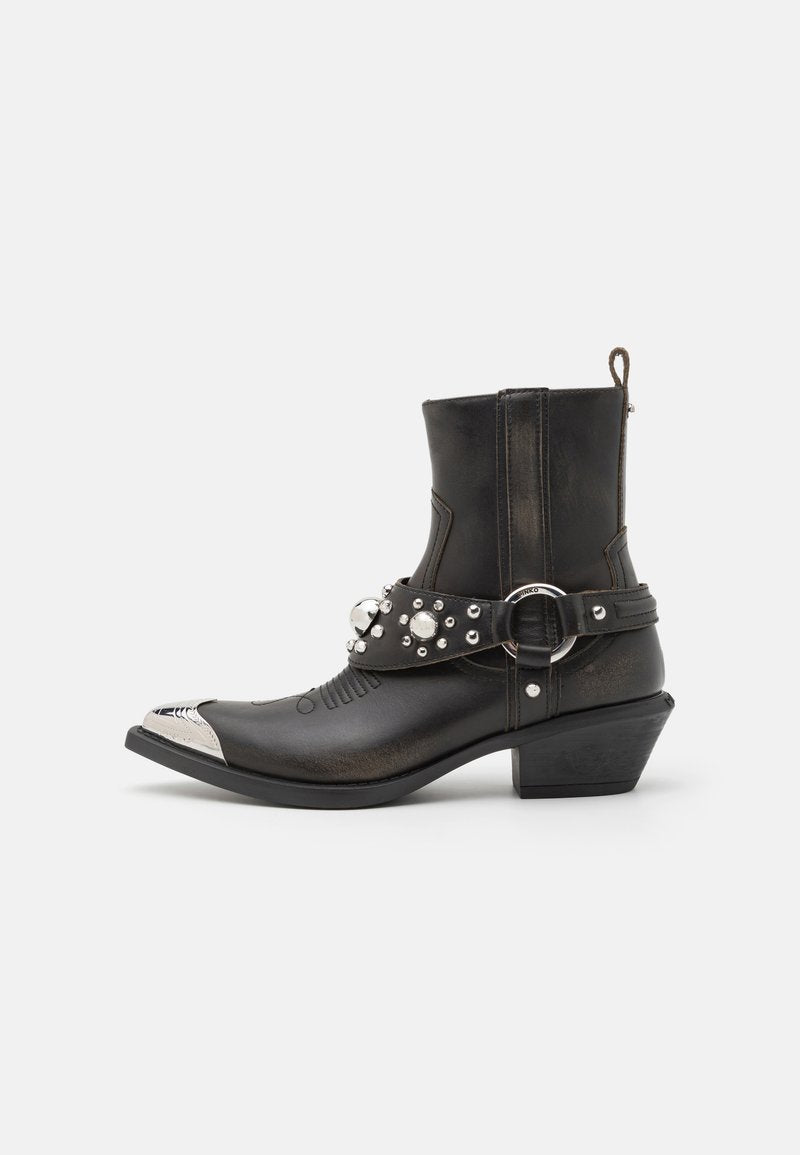 Schwarze Leder-Stiefeletten mit spitzen Zehen, silbernen Akzenten, einem dekorativen Riemen mit Nieten und einem niedrigen Blockabsatz.