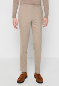 Beige, maßgeschneiderte Hose mit einem dezenten strukturierten Muster, ausgestattet mit einem glatten Bund und Seitentaschen, kombiniert mit braunen Wildlederschuhen.