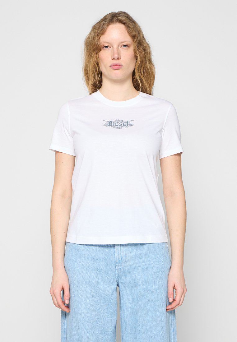 Weißes Baumwoll-T-Shirt mit einem Grafikdruck und dem Schriftzug "Diesel" in Blautönen, kurzen Ärmeln und einer lockeren Passform.