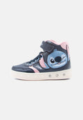 hochgeschnittene Sneaker aus navysynthetischem Material, mit pinken Akzenten und einem plüschigen blauen Stitch-Charakterdesign. Sie verfügen über einen Klettverschluss und dekorative Nieten.