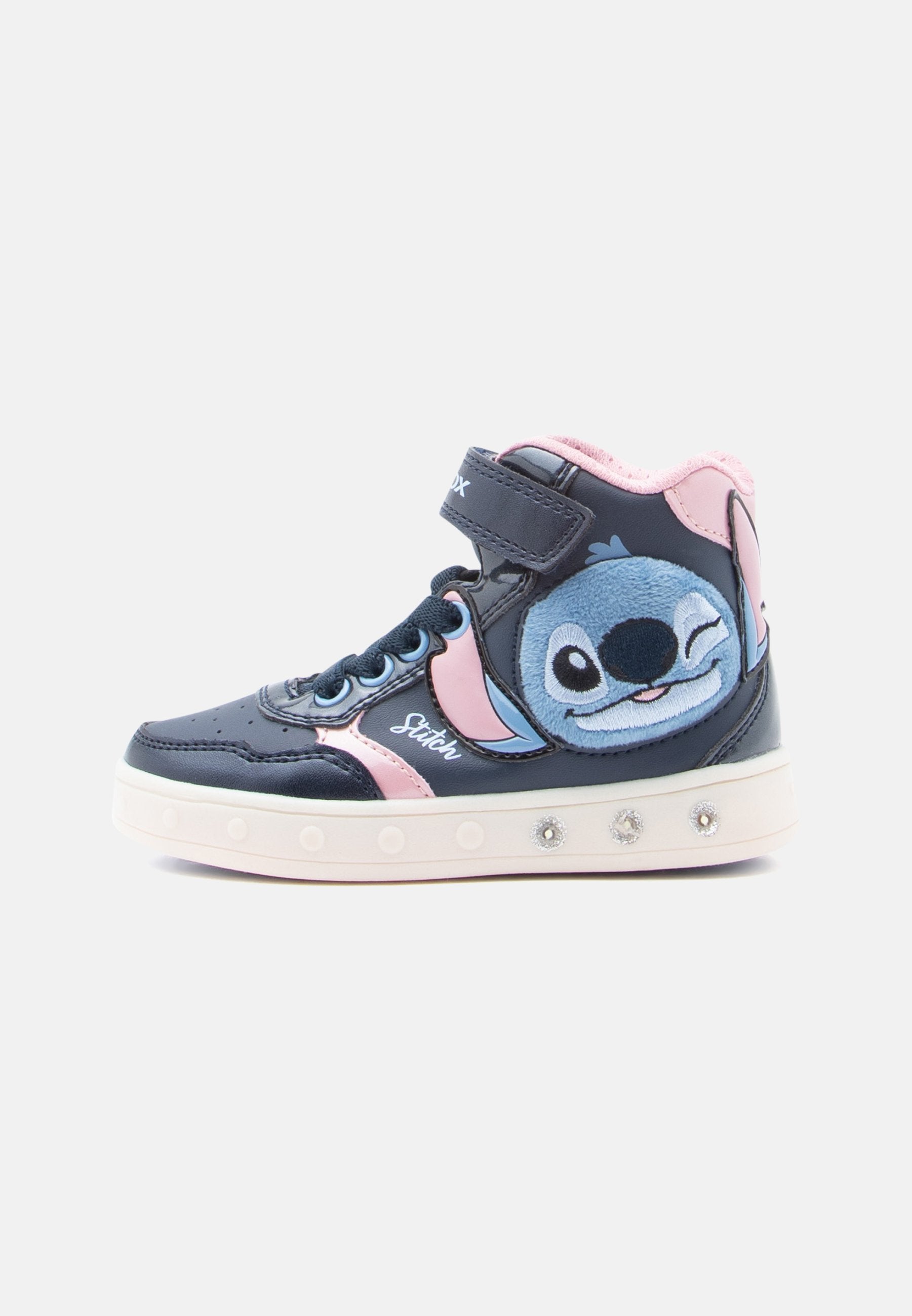 hochgeschnittene Sneaker aus navysynthetischem Material, mit pinken Akzenten und einem plüschigen blauen Stitch-Charakterdesign. Sie verfügen über einen Klettverschluss und dekorative Nieten.