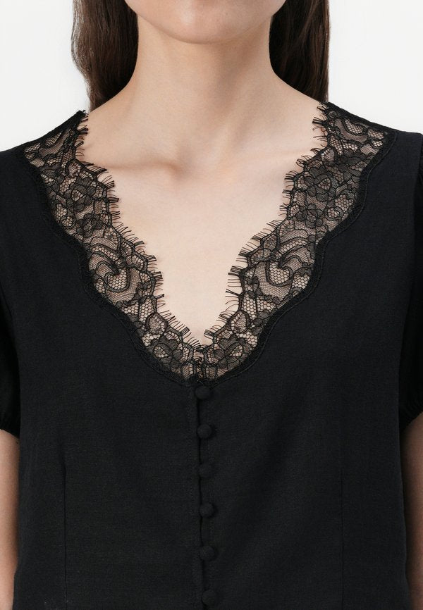 GAP V NECK LACE TRIM
