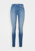 Schmale Jeans aus hellblauem Denim mit einem verwaschenen Design. Sie verfügen über eine normale Taille, fünf Taschen und fransige Säume.