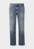 Helles blauen Denim-Jeans mit geradem Schnitt, leichter Ausbleichung, fünf Taschen und einem Metallknopfverschluss. Klassisches Design ohne Verzierungen.
