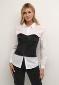 Schwarzes Jeans-Corsettop mit strukturiertem Oberteil über einem weißen Hemd mit Knöpfen. Verfügt über sichtbare Nähte und eine taillierte Silhouette.
