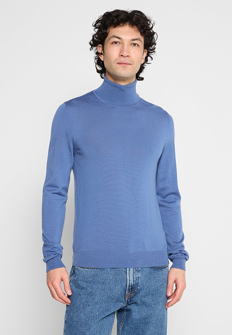 Blaues Rollkragenpullover aus glattem Strickmaterial. Hat lange Ärmel und eine gerippte Textur am Kragen und Saum.