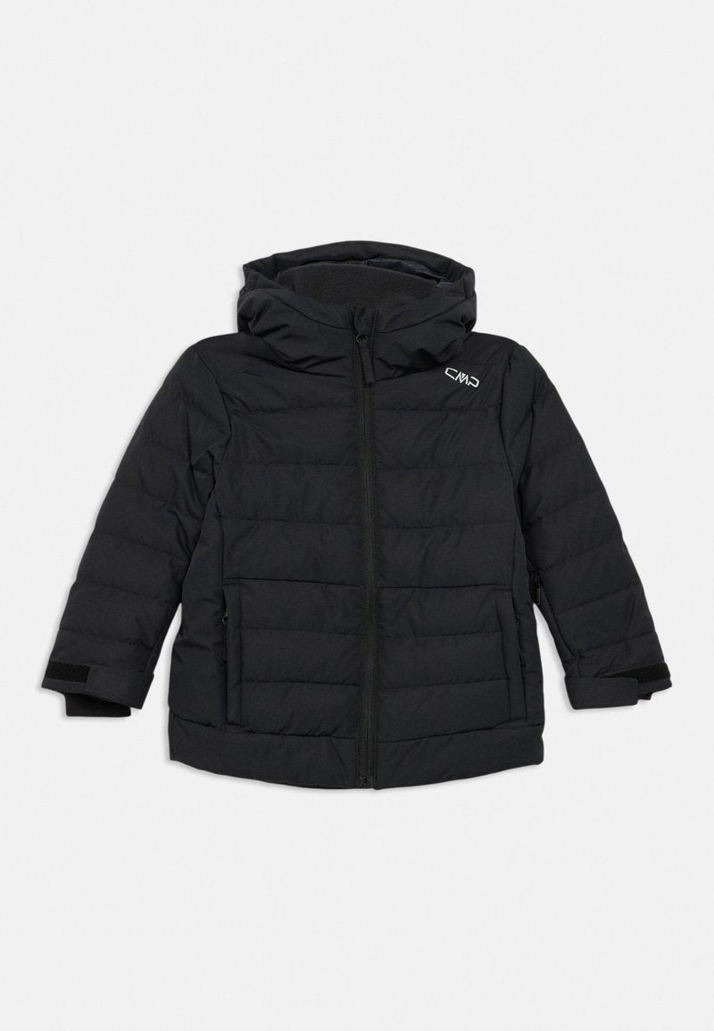 Schwarze gesteppte Kapuzenjacke mit Frontreißverschluss, seitlichen Reißverschlusstaschen und verstellbaren Bündchen, mit kleinem weißem Logo auf der Brust.