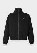 Schwarze Bomberjacke mit hohem Kragen, Frontreißverschluss, elastischen Bündchen und Saum, mit einem kleinen Logo in Rot, Weiß und Blau auf der Brust.
